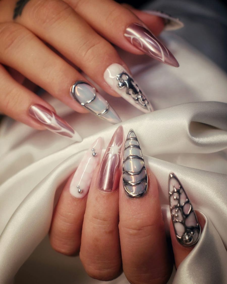 Unhas em gel nude sobre fundo rosé