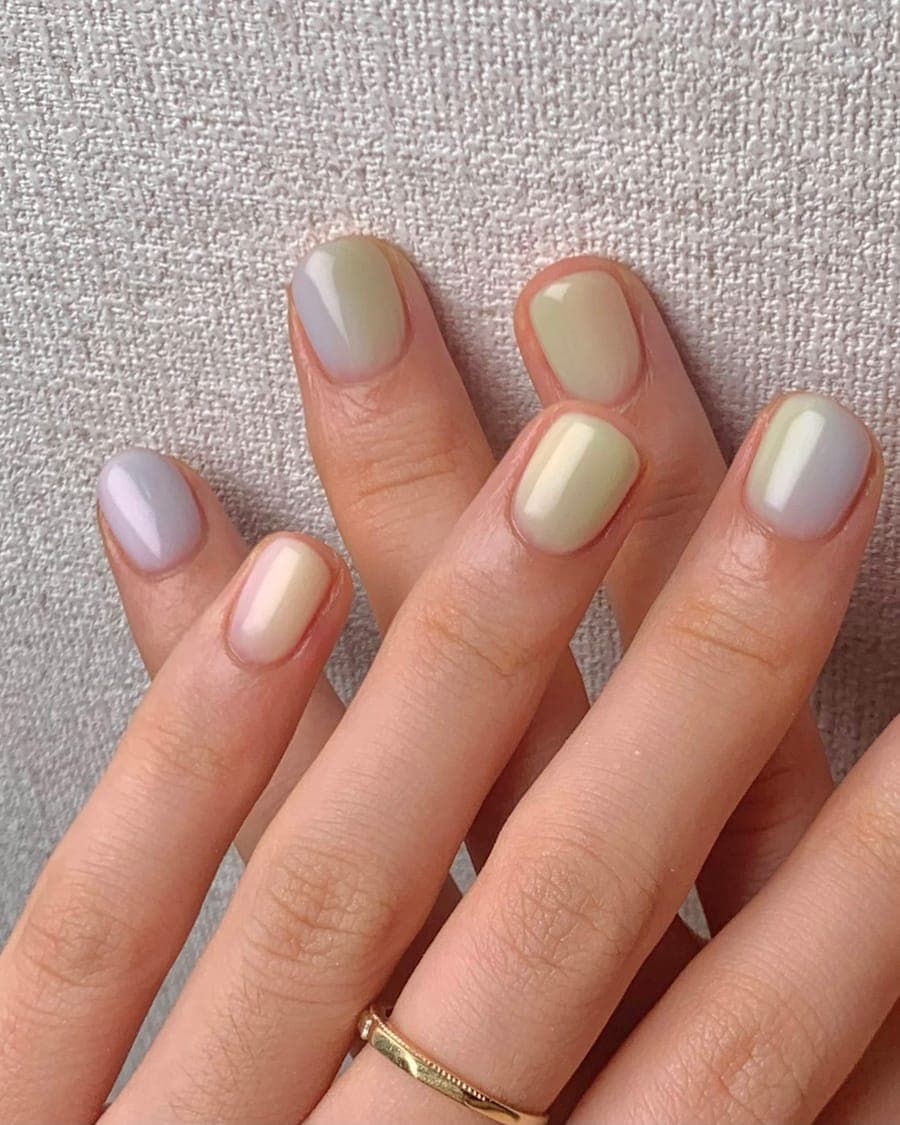 Unhas amêndoa com esmaltação nude e brilho de espelho