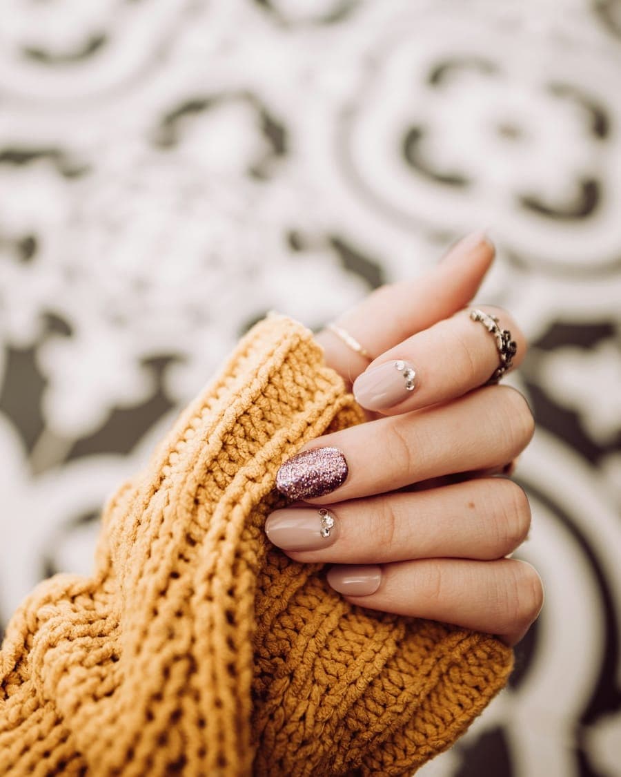 Unhas com efeito perolado e acabamento delicado