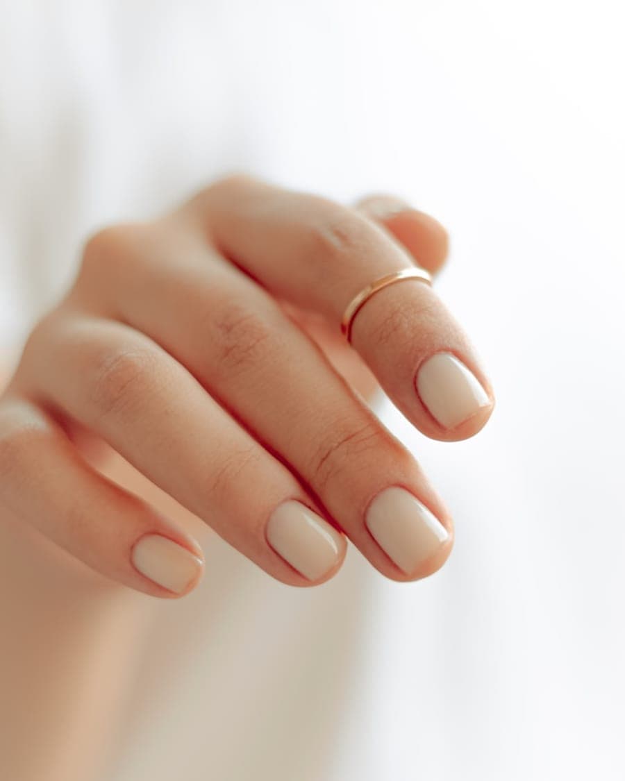 Unhas em tons suaves de cinza e branco