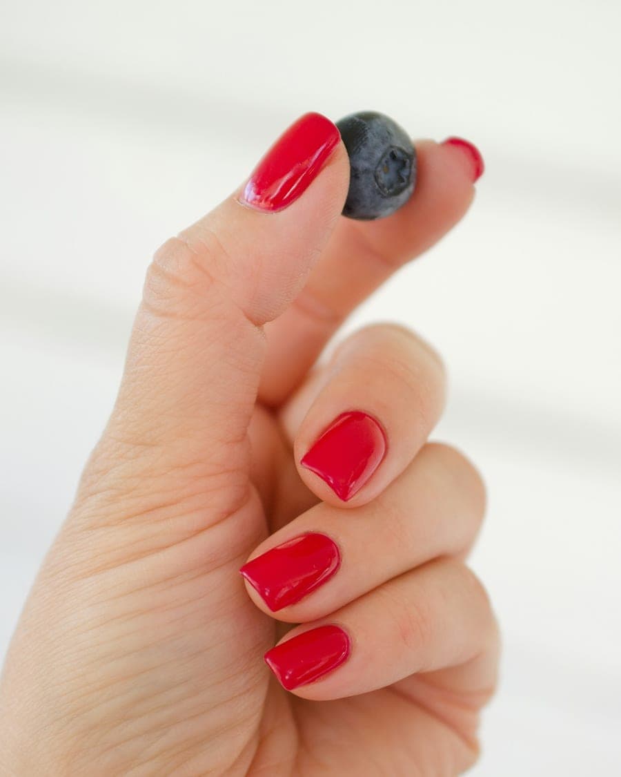 Mãos com unhas nude de acabamento natural